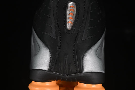 Nike Shox R4 – Black / Metallic Silver / Orange: Der futuristische Klassiker mit neuem Glanz